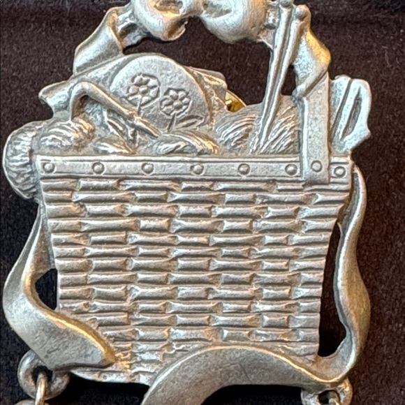 Longaberger pin pewter molded sewing theme Rarely offered!🐈‍⬛ - Picture 3 of 5